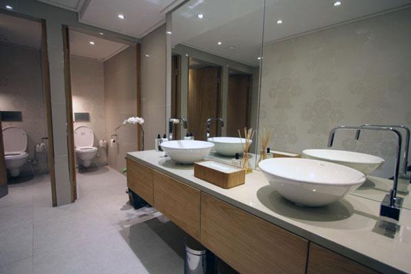 cleaning-Office-Restroom-600x400